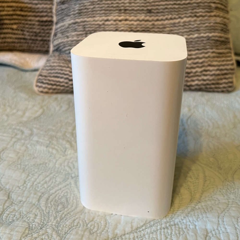APPLE AirPort Extreme Model 1521 in White